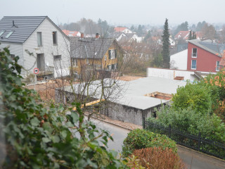 Hinter der Schule